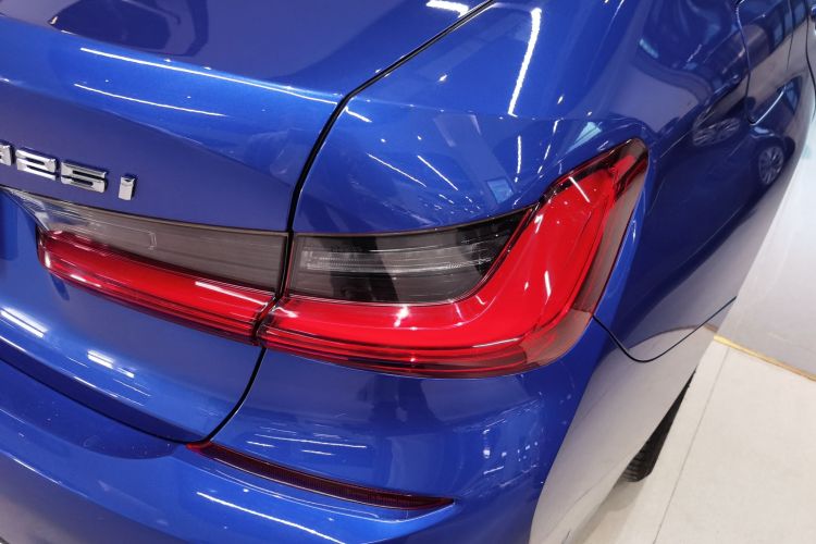 宝马3系 2020款 325i M运动套装车身外观9