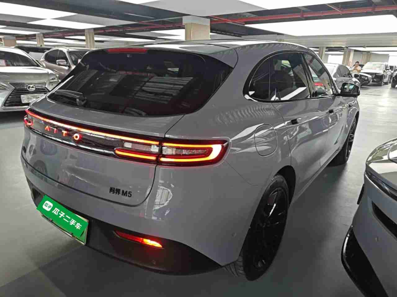 车辆右后45度外观展示