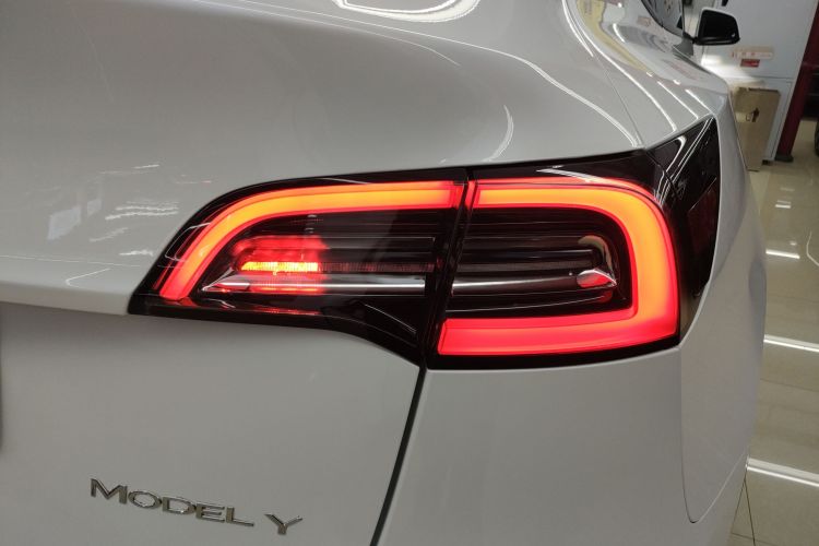 特斯拉 Model Y 2022款 长续航全轮驱动版车身外观9