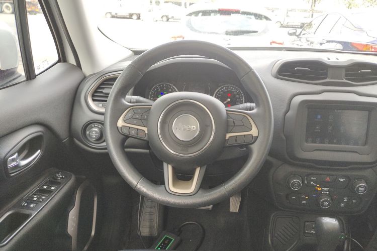 Jeep 自由侠 2018款 互联大屏版 180T 自动高能版中控内饰13