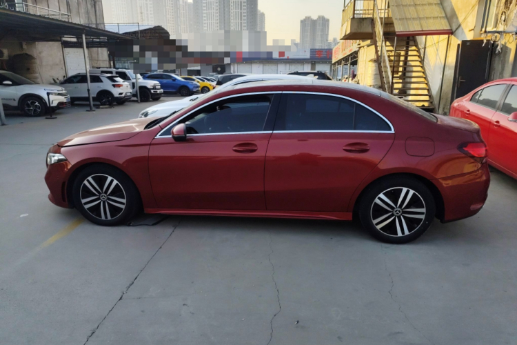 奔驰A级 2019款 改款 A 180 L 运动轿车车身外观4