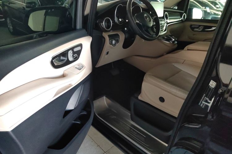 奔驰V级 2018款 V 260 领航版 国V中控内饰7003