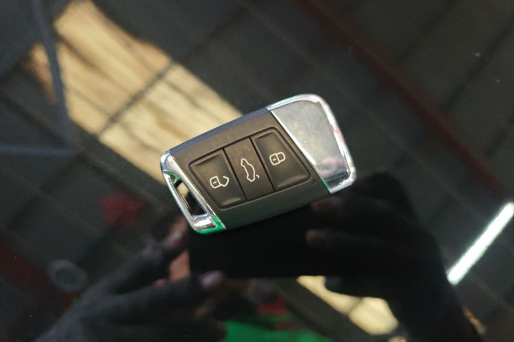 大众 迈腾 2023款 200万辆纪念版 330TSI DSG豪华型中控内饰11