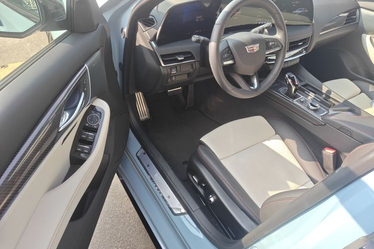 凯迪拉克CT5 2025款 28T 赛道性能版+巅峰赛道选装包中控内饰20