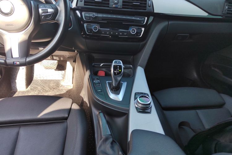 宝马3系GT 2018款 320i M运动型中控内饰18