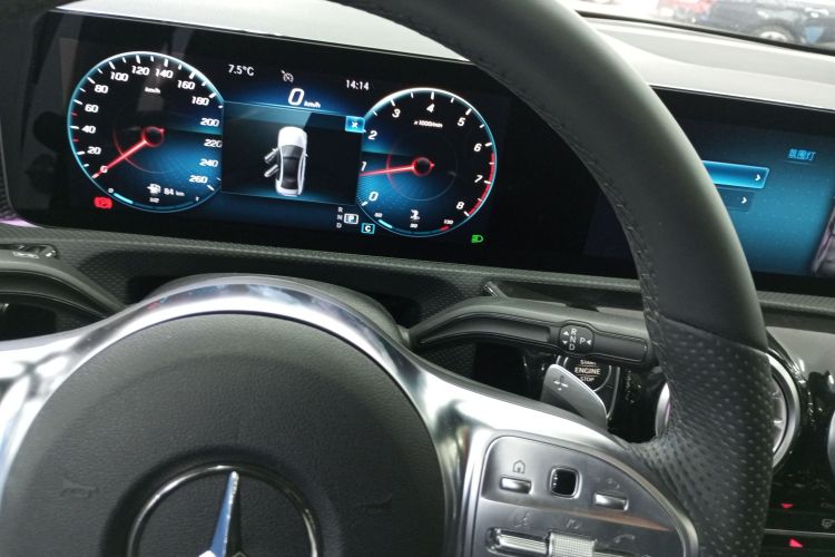 奔驰A级 2022款 A 200 L 运动轿车动感型中控内饰18