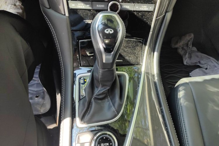 英菲尼迪Q50L 2022款 2.0T 舒适版中控内饰18