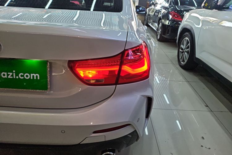 宝马1系 2019款 120i 领先型M运动套装车身外观9