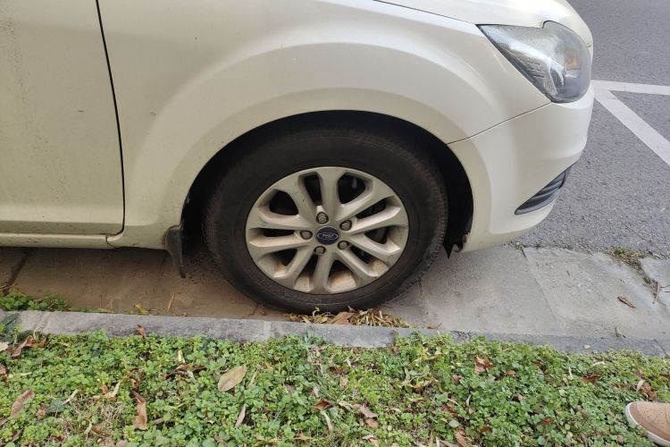 福特 福克斯 2013款 两厢经典 1.8L 自动基本型车身外观10