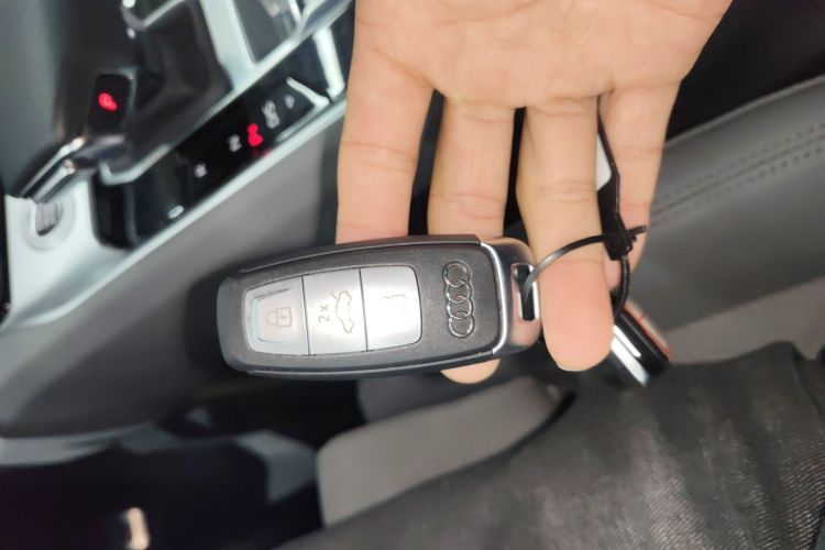 奥迪Q6 2023款 45 TFSI quattro 齐云型 飞骑套装中控内饰11