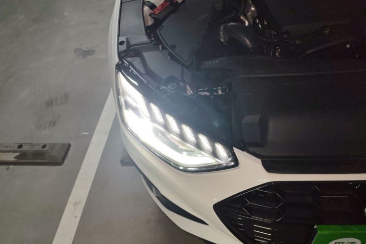 奥迪A4L 2025款 200万辆悦享版 40 TFSI 豪华动感型车身外观8