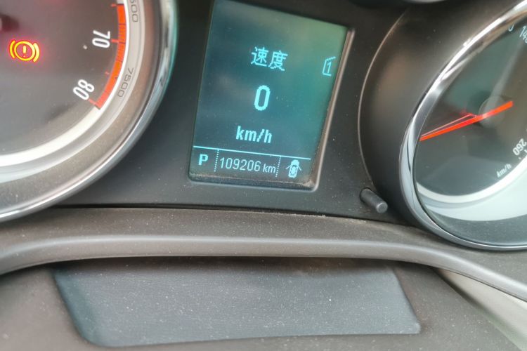 别克 君威 2015款 2.0L 领先时尚型中控内饰15