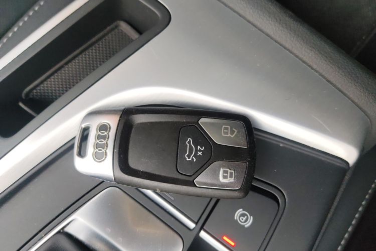 奥迪A4L 2022款 40 TFSI 时尚动感型中控内饰7001