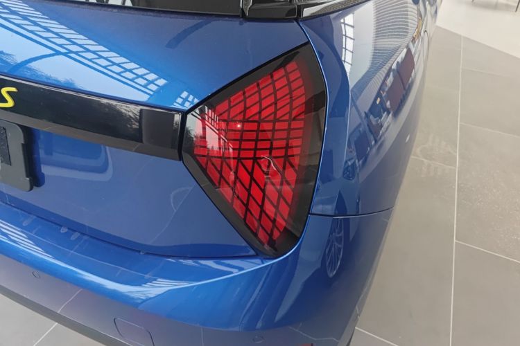 电动MINI COOPER 2024款 452km COOPER SE 艺术家车身外观6006