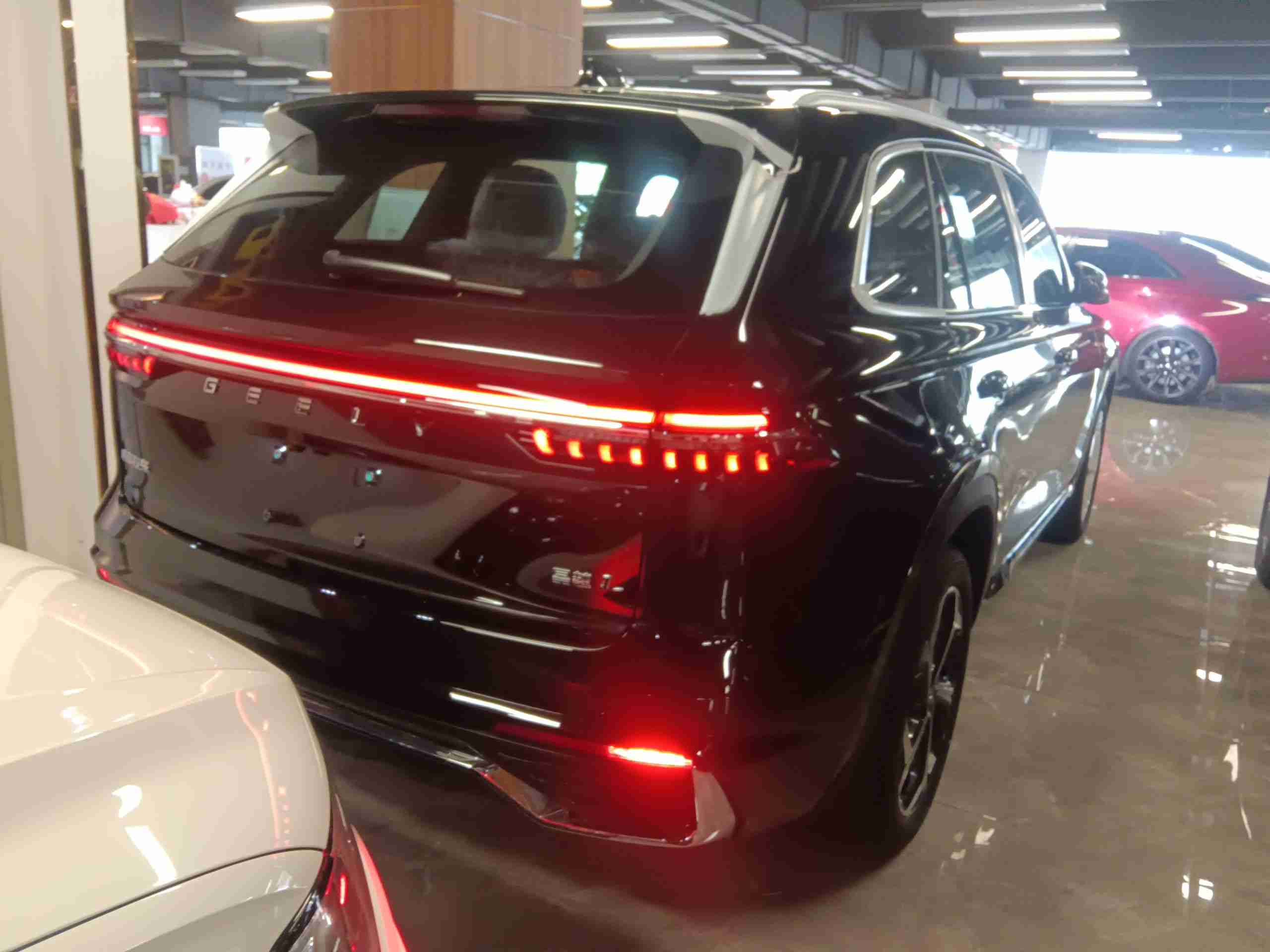 车辆右后45度外观展示