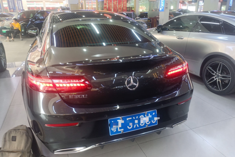 奔驰E级(进口) 2023款 改款 E 300 轿跑车车身外观6