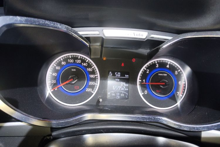 中华V3 2015款 1.5L 手动精英型中控内饰14