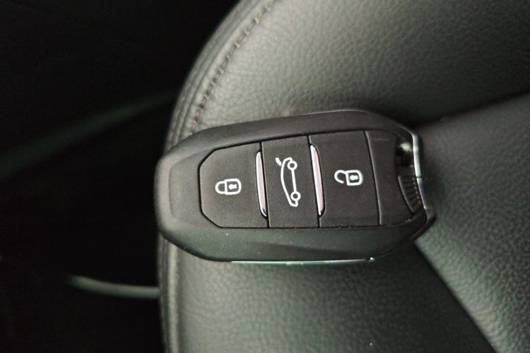 雪铁龙C4L 2015款 1.2T 自动尊贵版中控内饰7001