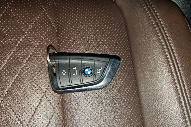 宝马3系 2023款 330i M运动曜夜套装中控内饰7001