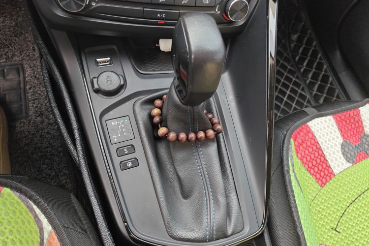 标致308 2016款 1.6L 自动时尚版中控内饰18