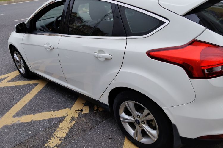 福特 福克斯 2015款 两厢 1.6L 自动舒适型车身外观4