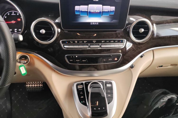 奔驰V级 2018款 V 260 L 尊贵加长版 国V中控内饰16