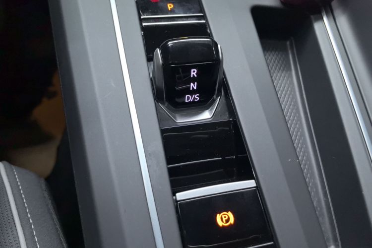 大众 高尔夫 2023款 改款 280TSI DSG R-Line Lite中控内饰18