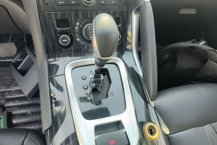 标致3008 2015款 2.0L 自动潮流版中控内饰18