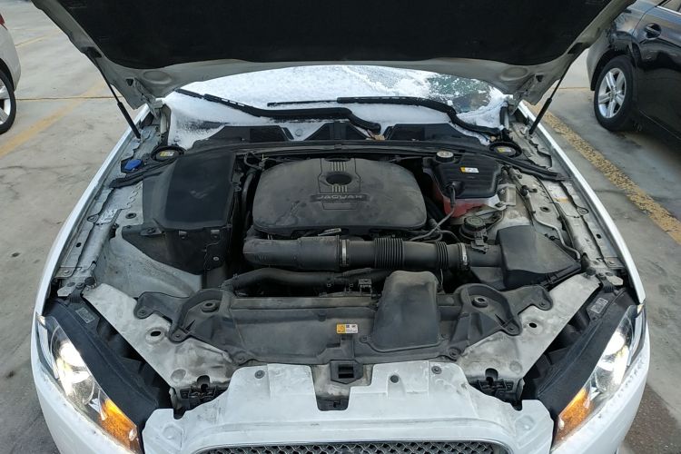 捷豹XF 2014款 XF 2.0T 豪华版机舱底盘24