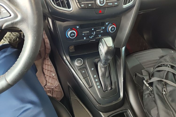 福特 福克斯 2017款 三厢 EcoBoost 180 自动精英型中控内饰18