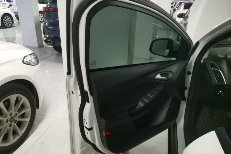 福特 福克斯 2018款 两厢经典 1.6L 自动风尚型智行版中控内饰47