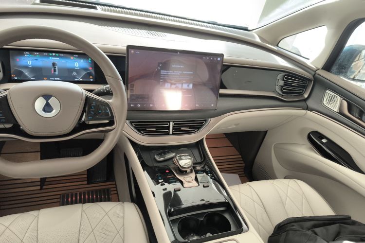 腾势D9 2022款 DM-i 970 四驱旗舰型中控内饰16