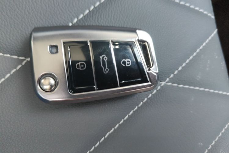 大众 途观L 2025款 出众款 300TSI 自动两驱龙腾版中控内饰11