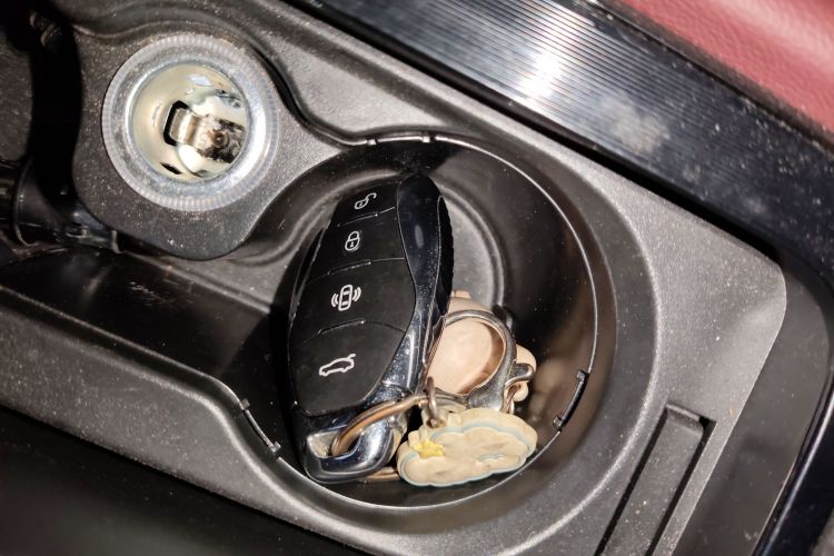 红旗H5 2023款 2.0T 自动智联旗畅版中控内饰11