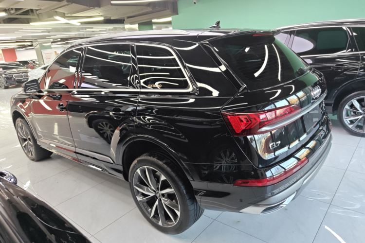 奥迪Q7 2023款 55 TFSI quattro S line运动型车身外观4