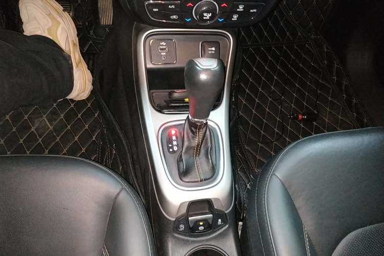 Jeep 指南者 2019款 200T 自动家享-互联大屏版中控内饰18