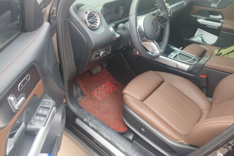 奔驰GLB 2024款 改款 GLB 220 时尚型中控内饰20