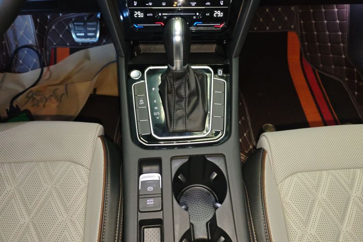 大众 迈腾 2023款 200万辆纪念版 330TSI DSG豪华型中控内饰18