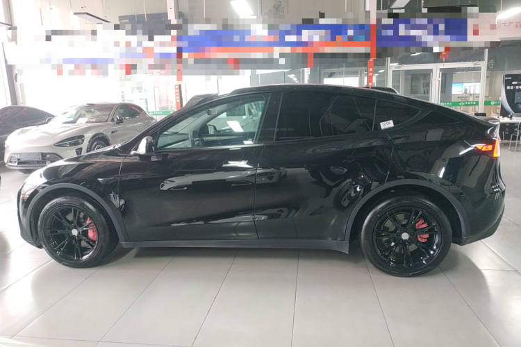 特斯拉 Model Y 2022款 长续航全轮驱动版车身外观4