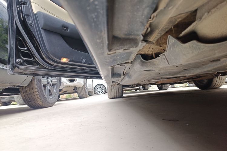 丰田 皇冠 2015款 2.5L 智享版机舱底盘30