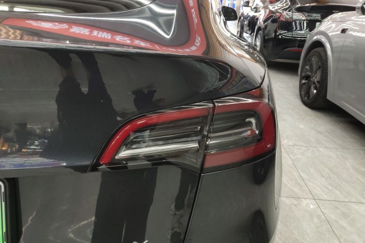 特斯拉 Model Y 2024款 长续航全轮驱动版车身外观9