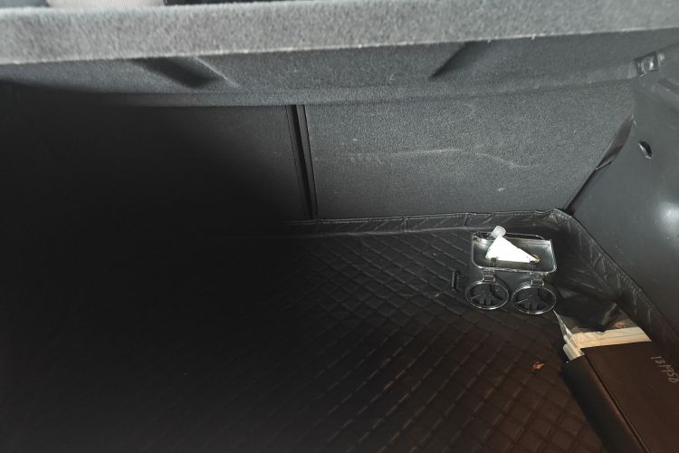 现代 Veloster飞思 2012款 1.6T 自动豪华版机舱底盘23