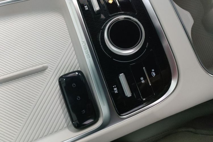 吉利银河 银河星舰7 EM-i 2025款 120km 启航+版中控内饰11