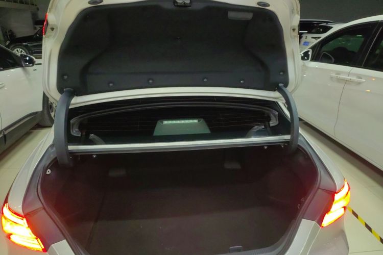 丰田 凯美瑞 2019款 2.5G 豪华版 国VI机舱底盘23