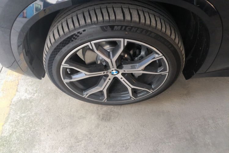 宝马X5 2023款 xDrive 30Li 尊享型M运动曜夜套装车身外观6007