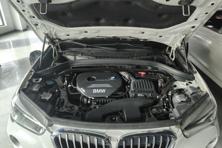 宝马X1 2019款 sDrive18Li 尊享型机舱底盘24