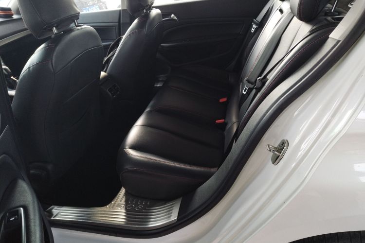 标致408 2016款 1.6T 自动豪华版中控内饰21