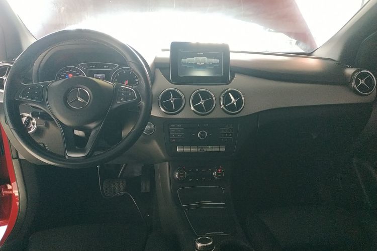 奔驰B级 2015款 B 200 时尚型中控内饰12