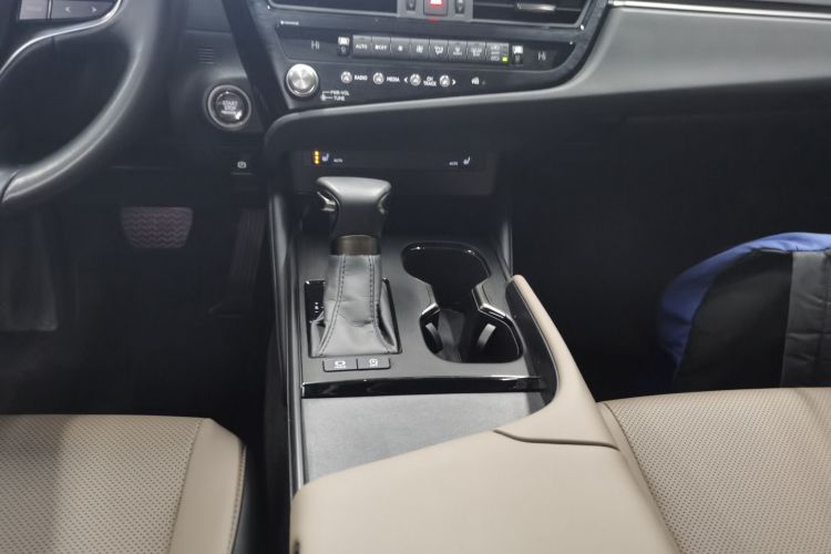 雷克萨斯ES 2023款 260 卓越版中控内饰18