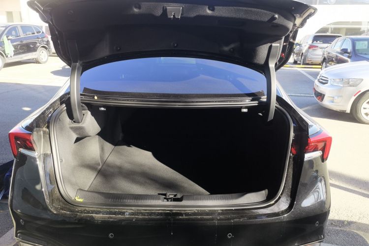 别克 君越 2023款 28T 越尊版机舱底盘23